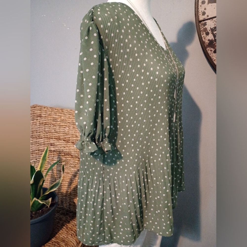 Green Polka Dot Pleated Blouse Size Medium - Picture 11 of 15